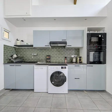 Spacious And Bright In Apartment