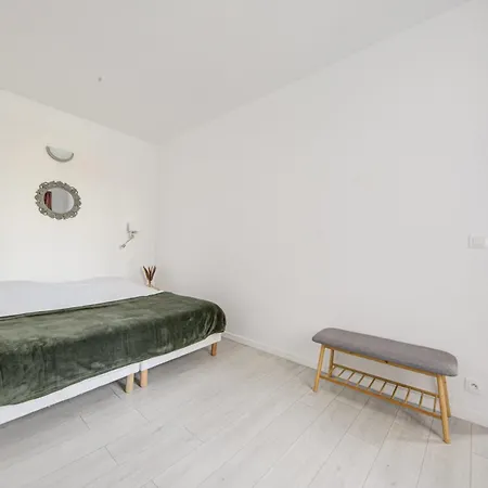 Apartment Spacious And Bright In