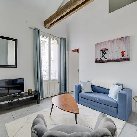 Spacious And Bright In Apartment *
